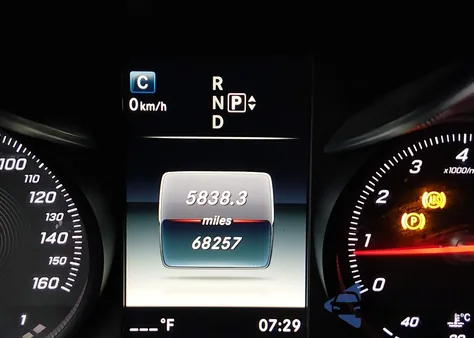 2015 Mercedes-Benz C 300 Sport z USA, uszkodzony, nr VIN 55SWF4JB1FU056988